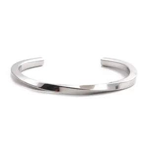 Détail du bracelet ouvert en acier inoxydable argenté avec un design torsadé Mobius