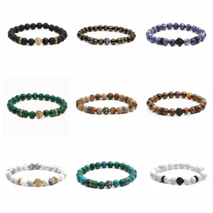 Detalle de pulseras de cuentas de 8mm con piedras naturales y dijes de león
