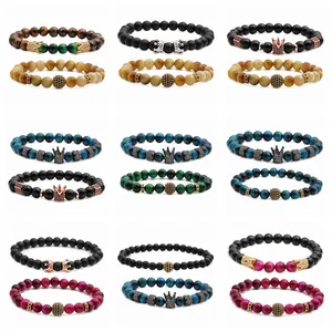 Vista macro de cuentas ojo de tigre de 8mm y coronas de circonita en pulseras para hombre
