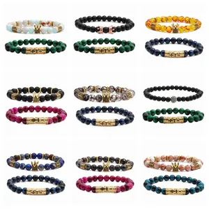 Vista detallada de 18 pulseras de cuentas con turquesa roja y dijes de corona real