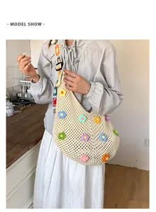 Dettaglio della borsa tote all'uncinetto con fiori 3D colorati e tracolla regolabile
