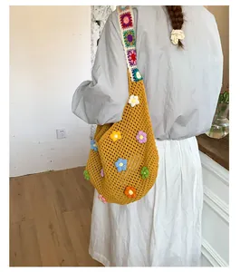 Dettaglio borsa shopper gialla in maglia traforata con fiori 3D all'uncinetto colorati