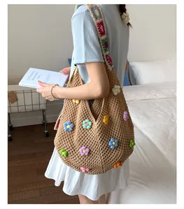 Dettaglio della borsa tote all'uncinetto con fiori 3D e spalline larghe colorate