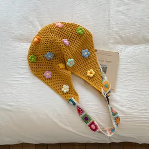 Dettaglio borsa a uncinetto gialla con fiori 3D colorati e spalline granny square