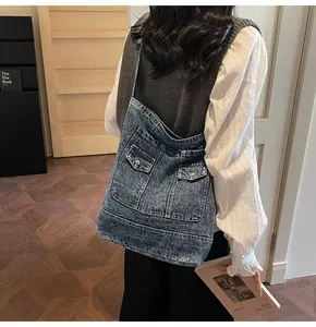 Vue détaillée du sac cabas en denim bleu délavé avec deux poches cargo rétro