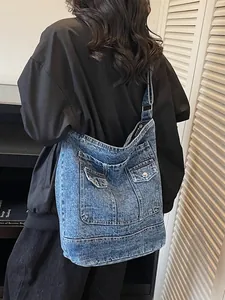 Grand sac cabas en jean bleu pour femme avec deux poches et bandoulière réglable