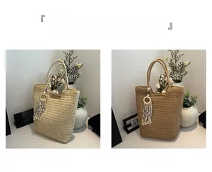 Détail de sacs cabas tissés en paille beige et kaki avec pompons perlés bleus