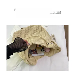 Vue de dessus d'un grand sac en paille montrant un intérieur spacieux avec accessoires