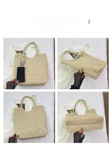 Vue détaillée sous quatre angles du sac fourre-tout tissé avec breloque et référence de taille