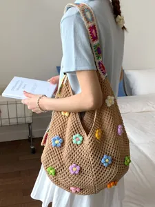Borsa tote all'uncinetto fatta a mano con fiori 3D e tracolla larga in stile bohémien