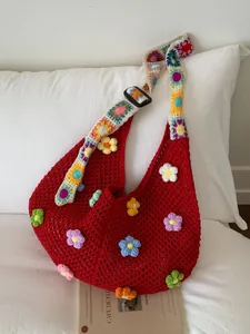 Borsa tote rossa all'uncinetto con fiori 3D e tracolla larga in stile bohémien