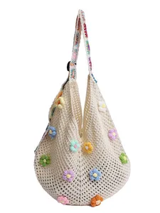 Borsa tote in maglia traforata con fiori all'uncinetto e ampia tracolla con motivi geometrici