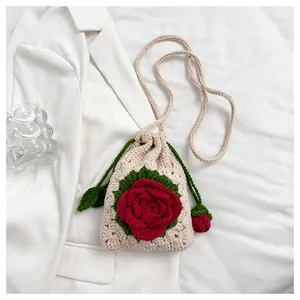 Detalle de mini bolso de ganchillo hecho a mano con rosa 3D y textura de punto