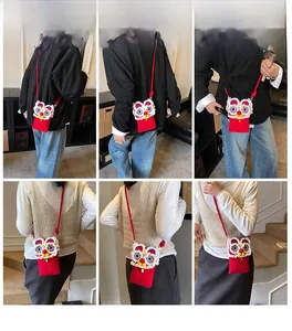 Détails de la pochette de téléphone tricotée danse du lion portée par des modèles