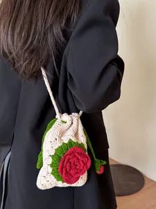 Bolso bandolera de ganchillo beige hecho a mano con rosa roja 3D y cierre de cordón