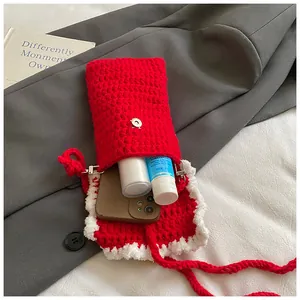 Vue détaillée du sac bandoulière au crochet rouge montrant la capacité pour smartphone