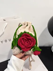 Bolso bandolera de ganchillo hecho a mano con rosa 3D y cierre de cordón ajustable