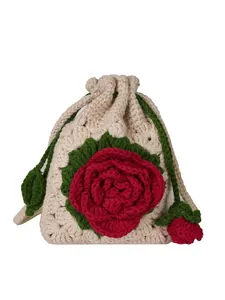 Bolso bandolera de ganchillo hecho a mano con gran rosa 3D roja y cordón verde