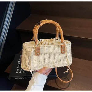 Detalle de bolso de paja trenzado con asa de bambú y forro interior con cordón ajustable