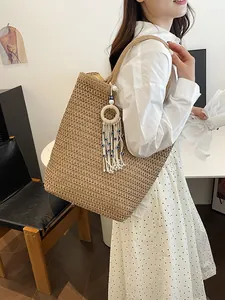 Grand sac cabas tissé pour femme avec pompon mauvais œil et style bohème plage