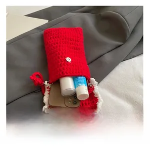 Détail de la capacité intérieure du sac à bandoulière rouge au crochet avec téléphone