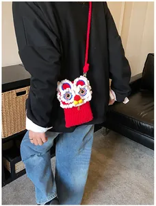 Gros plan du sac de danse du lion en tricot fait main avec texture de crochet fine