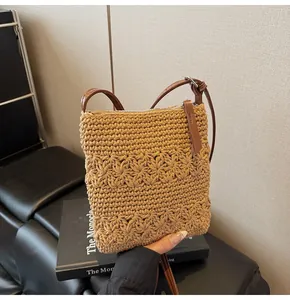 Detailansicht der Strohtasche mit floraler Textur und langem braunem Leder-Zipper