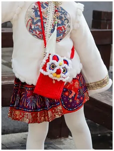Sac bandoulière tricoté rouge fait main avec motif danse du lion traditionnel et pendentif Fu