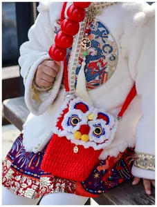 Sac bandoulière en crochet fait main motif danse du lion rouge avec pendentif chance
