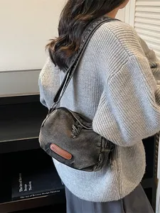 Borsa a tracolla alla moda in tela blu denim lavata con tracolla regolabile e design chic