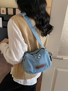 Borsa a tracolla in denim blu con tracolla regolabile e toppa in pelle vintage
