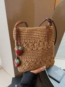 Damen Handgewebte Umhängetasche Grober Strick Kleine Quadratische Schultertasche Mit Erdbeer-Anhänger Sommer Strand Urlaub