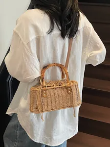 Bolso de playa de paja con asa de bambú y correa ajustable para el verano