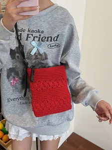 Rote handgefertigte Häkel-Umhängetasche mit 3D-Blumenmuster für den Strandurlaub