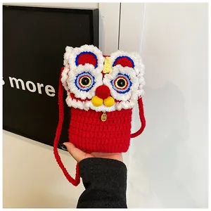 Détail du sac de danse du lion crocheté main avec tricot rouge et pendentif de fortune