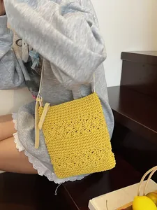 Handgefertigte gelbe Häkeltasche mit Sternenmuster und schmalem Lederriemen für Damen