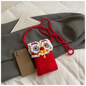 Détail du sac de téléphone rouge au crochet lion dance avec texture tricotée