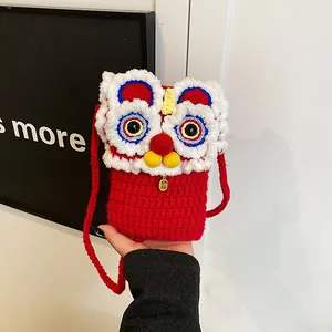 Gros plan détaillé du sac lion au crochet fait main avec breloque et sangle tricotée
