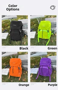 Outdoor-Rucksäcke in Schwarz, Grün, Orange und Lila in einer natürlichen Camping-Umgebung