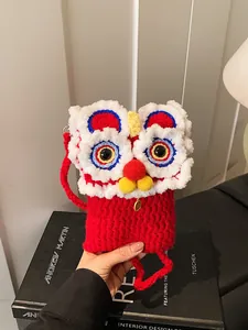 Sac Bandoulière Crochet Fait Main Danse du Lion Fil Rouge Tricoté Sac de Téléphone pour Femmes Enfants Style Chinois Cadeau du Nouvel An