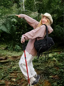 Detailansicht eines leichten Outdoor-Rucksacks und Ausrüstung zum Wandern und Campen