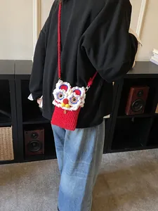 Sac bandoulière fait main au crochet lion de danse rouge festif avec sangle tissée
