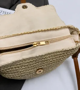 Détail du sac de selle en paille montrant la fermeture éclair et la doublure interne