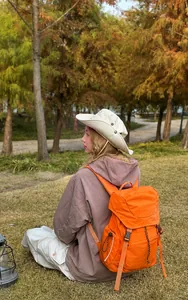 Nahaufnahme der hellen orangen wasserdichten Nylontasche mit Schnalle und Seitentaschen
