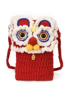Petit sac à bandoulière rouge tricoté main motif danse du lion avec pendentif porte-bonheur