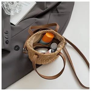 Détail intérieur du sac seau tressé montrant la doublure et la grande capacité