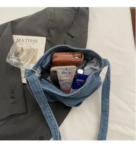 Vue intérieure du grand sac cabas en denim montrant un espace de rangement spacieux