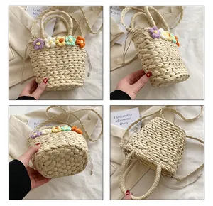 Dettagli della borsa a secchiello intrecciata a mano con decorazioni floreali all'uncinetto