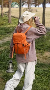 Details des wasserdichten orangefarbenen Wanderrucksacks mit Schnallen und Nylontextur