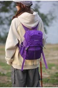 Rückansicht des lila Wanderrucksacks mit verstellbaren Gurten und Seitentaschen mit Kordelzug